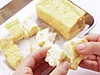 厚揚げは小さめの一口大に手でちぎる。包丁で切るよりも、味がしみこみやすくなる。