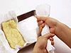 油揚げはペーパータオルに包んで、絞るようにして油を切る。湯通しするよりも手軽で、水っぽくならない。
