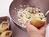 豆腐や長いも、ツナなどを混ぜ、開いた油揚げに詰める。空気が入らないように、スプーンで押しながら。