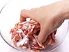 片栗粉をまぶすことで肉がコーティングされ、うまみが閉じ込められてやわらかく、また味もからみやすくなる。