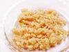 炒めた玉ねぎはさましてからたねに混ぜるが、フライパンから取り出し、皿に広げると、早くさめる。