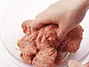 ハンバーグだねは粘りが出るくらいまでよく混ぜることで、焼いたときに割れるのを防ぐ。