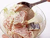 マヨネーズをころもにして薄く全体にまぶすと、味つけと同時に、のり代わりになってパン粉がつきやすくなる。