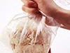 ポリ袋にパン粉を入れた中に、鮭を入れてふると、パン粉つけが簡単。手が汚れず、パン粉が少量ですむ。