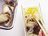 野菜を加えて煮たあつあつの漬け汁に、揚げたてあつあつの魚を入れる。漬けながらさますと、味がよくなじむ。