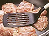 フライ返しでしっかり押さえて、皮をパリパリに焼く。しみ出た脂をペーパータオルでふき取ると食感がアップ！