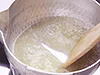 レモンソースの材料を入れて火にかけたら、沸騰させる。こうすると、片栗粉の粉っぽさが取れる。