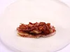 春巻きの皮に豚肉、キムチの順にのせる。キムチからうまみがしっかり出るので、ほかに味つけは不要。