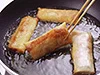 巻き終わりを下にして揚げ油に入れ、皮がはがれないようにする。油の量が少なくても、こんがりと揚がる。