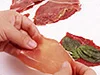 牛肉に、バジル、生ハムの順にのせる。サンドすることで、バジルの風味が閉じ込められる。