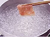 豚肉に片栗粉をつけたら、さっとゆでる。片栗粉をまぶすことにより、豚肉の風味を逃さず、口当たりもよくなる。