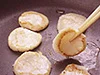 帆立は強火で焼きつける。みどり酢を作っている間に、余熱で火が通るので、中心まで火が通らなくてもOK。