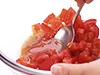 トマトソースのすべての材料を混ぜ合わせたら、トマトを押しつぶして水けを出す。熱していないトマトなら、切ってからレンジで数十秒加熱しても。