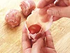 ミニトマトは、薄いしゃぶしゃぶ用の肉で巻きつけるように、全面おおって包む。
