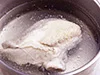 とり肉はゆですぎず、ゆで汁の中でさますことで、余熱で中まで火が通り、しっとりやわらかく仕上がる。