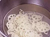 アクの強いれんこんは、切ったそばから薄い酢水につけることで、アクが抜け、黒く変色するのを防げる。