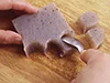 さっとゆでてアクを抜いたこんにゃくは、包丁で切るよりスプーンなどでちぎるほうが、味がなじみやすい。