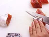 鮭は身がくずれないように切り身のまま皮を引かずに、一口大に切ってからそぐように皮を切り取る。