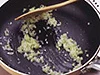 ねぎやしょうがなどの香味野菜は、焦がさないように混ぜながら、香りが出るまでよく炒める。