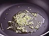 油に香りを移したい、みじん切りのにんにくは焦げやすいので、冷たい油に入れて弱火にかけるのが基本。