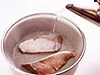 ぶりはさっと熱湯を回しかけて霜ふりにすることで臭みが取れ、また、煮くずれ防止にもなる。