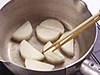 大根は油がまわって、表面が透き通るまで炒める。火の通りがよくなり、香りもよく、煮くずれ防止にもなる。