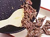 牛肉は火を通しすぎるとかたくなるので、赤みが少し残っているくらい炒めたら、いったん取り出す。