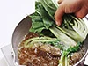 肉だんごに湯とスープの素を入れたら、チンゲン菜とはるさめを加える。すぐに火が通るので、最後に入れる。