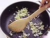 サラダ油を熱したフライパンに、香味野菜を入れる。じっくり炒めて、香りを立たせる。