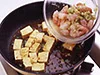 えびは火を通しすぎるとかたくなるので、いったん取り出して、豆腐などが煮えたら戻し入れる。
