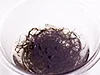 刻み昆布はさっと水洗いして汚れを落としてから、水につけてもどし、だしの出たもどし汁も煮汁に使う。