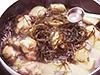 昆布ともどし汁を加えたら、酢を加えて煮る。昆布が早くやわらかく煮えると同時に、酸味がとんでうまみが残る。