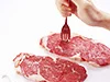 お買い得な輸入肉も、フォークでブスブス刺して、しっかり筋切りするとやわらかく焼き上がる。