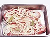 油をからめると、パサつかずにしっとり焼ける。また、玉ねぎにも香りづけのほか、やわらかくする働きが。