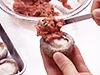 たねがはがれないように、しいたけのかさの内側に、茶こしなどで薄く小麦粉をまぶしてから、たねを詰める。