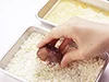 パン粉を押しつけるようにしてつける