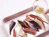 一口大に切ったさばにしょうが汁と酒をふりかけ、指で軽くたたいて全体にからめ、味をなじませる。