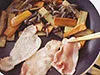 豚肉も切らずに焼いて、ボリュームアップ。広げて、１枚ずつフライパンに入れ、順々に焼く。