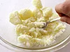 ゆでたじゃがいもは火にかけて水分をとばしてから、フォークの背でつぶし、ホクホクの食感を出す。