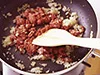 コンビーフは玉ねぎと一緒に炒めて、火を通す。くずしながら炒め、ポロポロになったら、じゃがいもに加える。