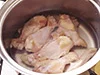 手羽元は、アクが出やすいので、水からゆでる。こうすると、手羽元からよいだしも出る。