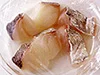 たらは電子レンジで加熱してから鍋に入れる。煮くずれを防ぐことができ、ワインで臭みを取ることもできる。