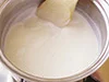 バター、小麦粉に牛乳を加えたら、絶えず混ぜる。なめらかになるまで混ぜれば、だまのないホワイトソースになる。