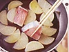 大根に合わせ調味料を加えたら、ぶりを入れる。フライパンで煮ると、水分の蒸発が多く、早く煮える。