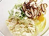 しっかりと水きりした豆腐、しいたけ、ねぎなどを混ぜる。卵をつなぎにして、よく混ぜる。