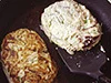 フライパンにハンバーグのたねを入れ、焼き色がついたら、裏返す。くずれやすいので、フライ返しでそっと返す。