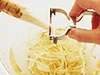 皮むき器でささがきにすると簡単。アクが強いので、水を張ったボウルの上で切り、切ったそばから水に放す。