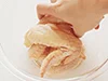 手羽先は味がよくなじむように、はちみつを表面にすり込むようにもむ。