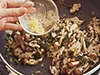 香りと歯ごたえを残したいしょうがは、初めに油に香りを移して調理するよりも、最後に加えてさっと炒めて仕上げる。