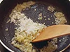 簡単にホワイトソースを作る方法。玉ねぎをバターで炒めたところに小麦粉をふり入れ、よく炒めるとだまにならない。